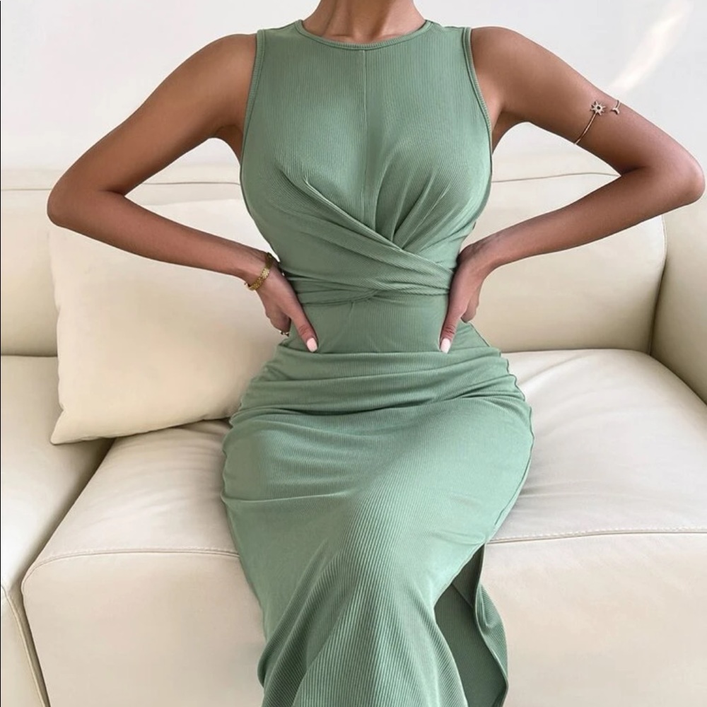 SUPER FLATTERING Midi Length Soft Green Dress